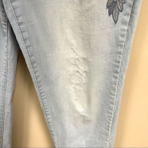 Jessica Simpson light wash embroidered jeans. Sz 30 - Picture 3 of 7
